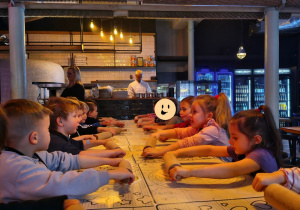 wałkowanie ciasta na pizzę przez dzieci z gr IV