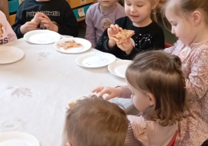 dzieci z gr II jedzą przygotowaną pizzę