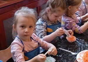 zabawy sensoryczne z wykorzystaniem kolorowego makaronu