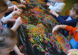 zajęcia sensoryczne - makaron spaghetti