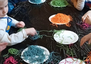 dzieci z grupy II w trakcie zajęć sensorycznych