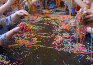 zajęcia w grupie II z wykorzystaniem kolorowego makaronu