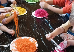 kolorowy makaron- zabawy sensoryczne w grupie II