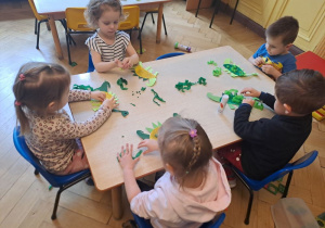 dzieci z grupy II wykonują papierowe dinozaury