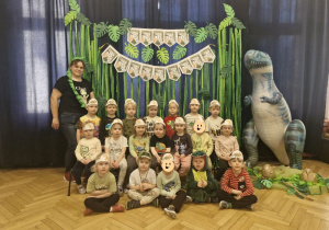 grupa II - zdjęcie grupowe na ściance "Dzień Dinozaura"