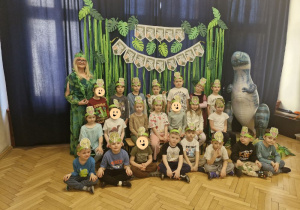 grupa III - zdjęcie grupowe na ściance "Dzień Dinozaura"