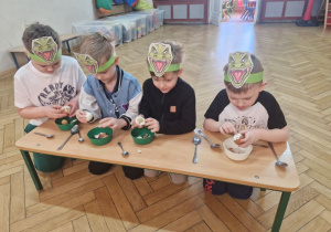 zabawa na czas w grupie IV - obieranie jajek