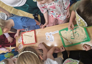 Paleontolog - zabawa z wykorzystaniem bułki tartej