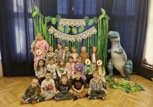 grupa V - zdjęcie grupowe na ściance "Dzień Dinozaura"
