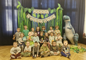 grupa III - zdjęcie grupowe na ściance "Dzień Dinozaura"