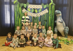 grupa I- zdjęcie grupowe na ściance "Dzień Dinozaura"