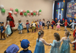 Taniec w kole dzieci z gr. I i II