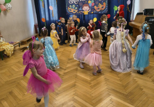 Dzieci z grupy III na balu karnawałowym