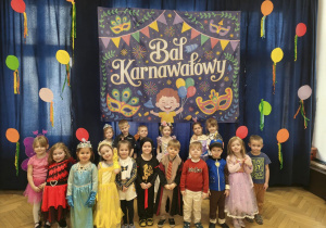 Grupa III na tle dekoracji