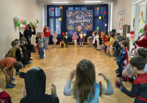 Karnawałowe zabawy w sali gimnastycznej