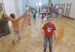 taniec z chustami w sali gimnastycznej