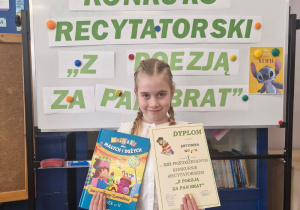 Dziewczynka z grupy VI z dyplomem i nagrodami
