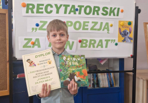 Chłopiec z grupy VI z dyplomem i nagrodami