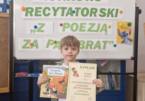 Chłopiec z grupy VI z dyplomem i nagrodami