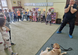 Nauka bezpiecznej pozycji w czasie ataku psa