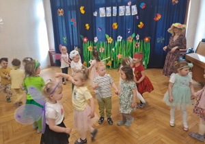 Dzieci tańczą w kółeczkach