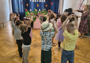 Dzieci z grupy III podczas balu